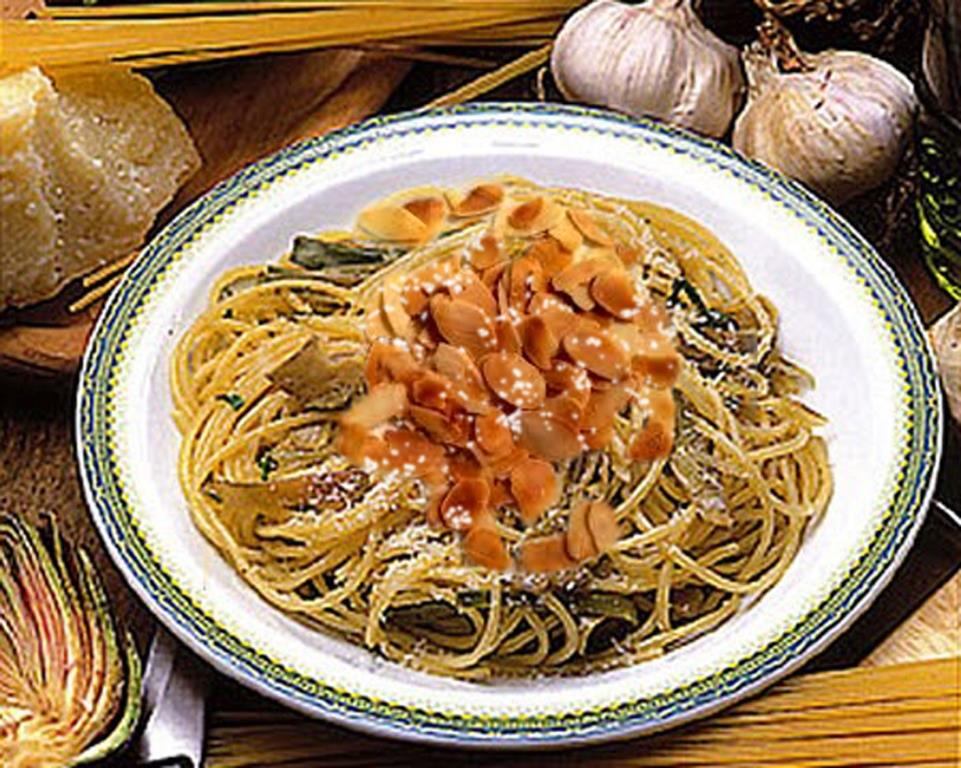 Spaghetti con carciofi e mandorle alla Siciliana